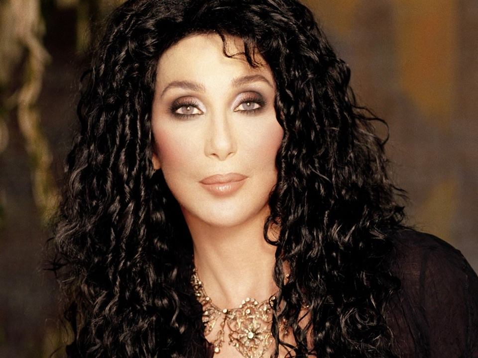 Cher comparte mensaje en español tras tiroteos (Facebook).