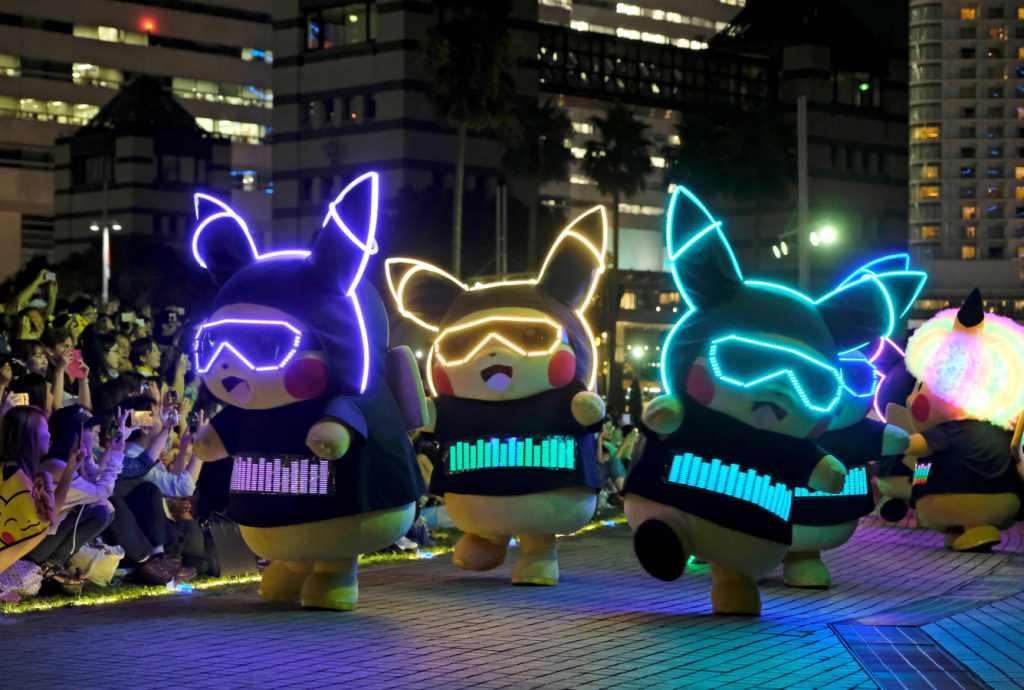 Japón. Bailarines vestidos de Pikachu de Pokemon realizan un evento con luces durante la noche en Yokohama. (AFP)