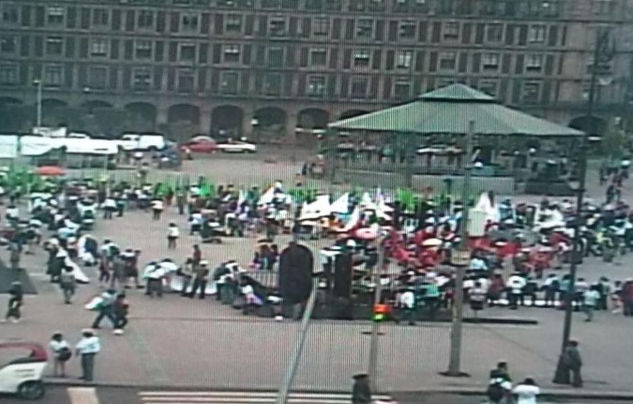 Campesinos protestan frente a Palacio Nacional. | Twitter @OVIALCDMX