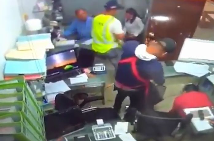 Dos hombres vestidos de obreros asaltaron la oficina de la Central de Abasto. | Iván Ramírez