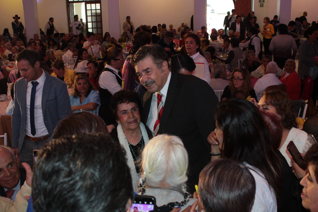 Jorge Ortíz de Pinedo celebra a adultos mayores con fundación CIE (Alfonso Manzano)