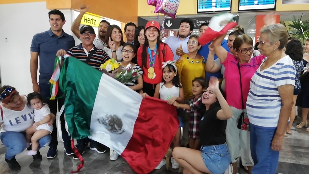 Karen Villanueva fue recibida por familiares y amigos. (Sergio Sánchez)
