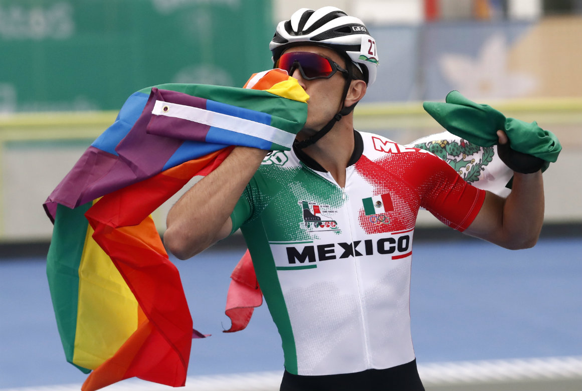 Mexicano ondea bandera LGBT en Juegos Panamericanos (Reuters)