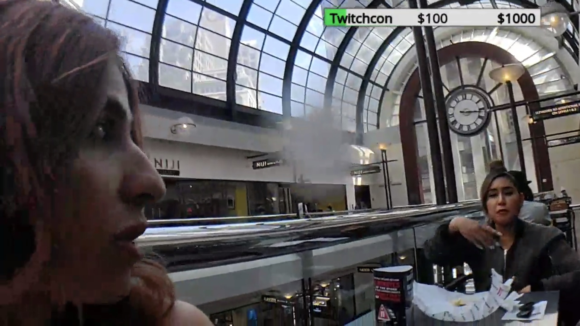 Una mujer aventó un sándwich a la streamer HeyGuys. (HeyGuys)