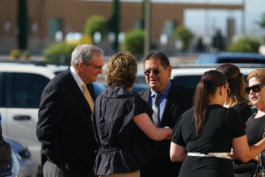 El alcalde de El Paso, Dee Margo, izquierda, habla con la familia de Andre Anchondo antes del oficio fúnebre de Jordan Anchondo. (AP)