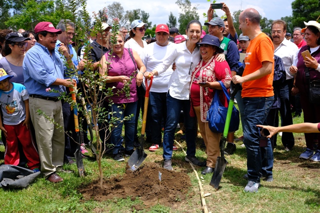 La jefa de gobierno de la CdMx, Claudia Sheinbaum, asisitó a  la jornada de Tequio Sabatino en el Bosque de Aragón. (Cuartoscuro)