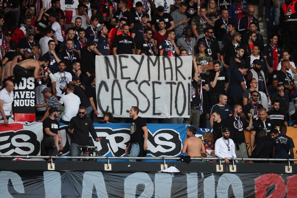 La afición del PSG estalla contra Neymar con pancartas (EFE)
