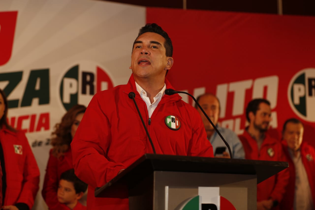 Alejandro Moreno, aspirante a dirigir al PRI, durante la conferencia de prensa. (Héctor Téllez)