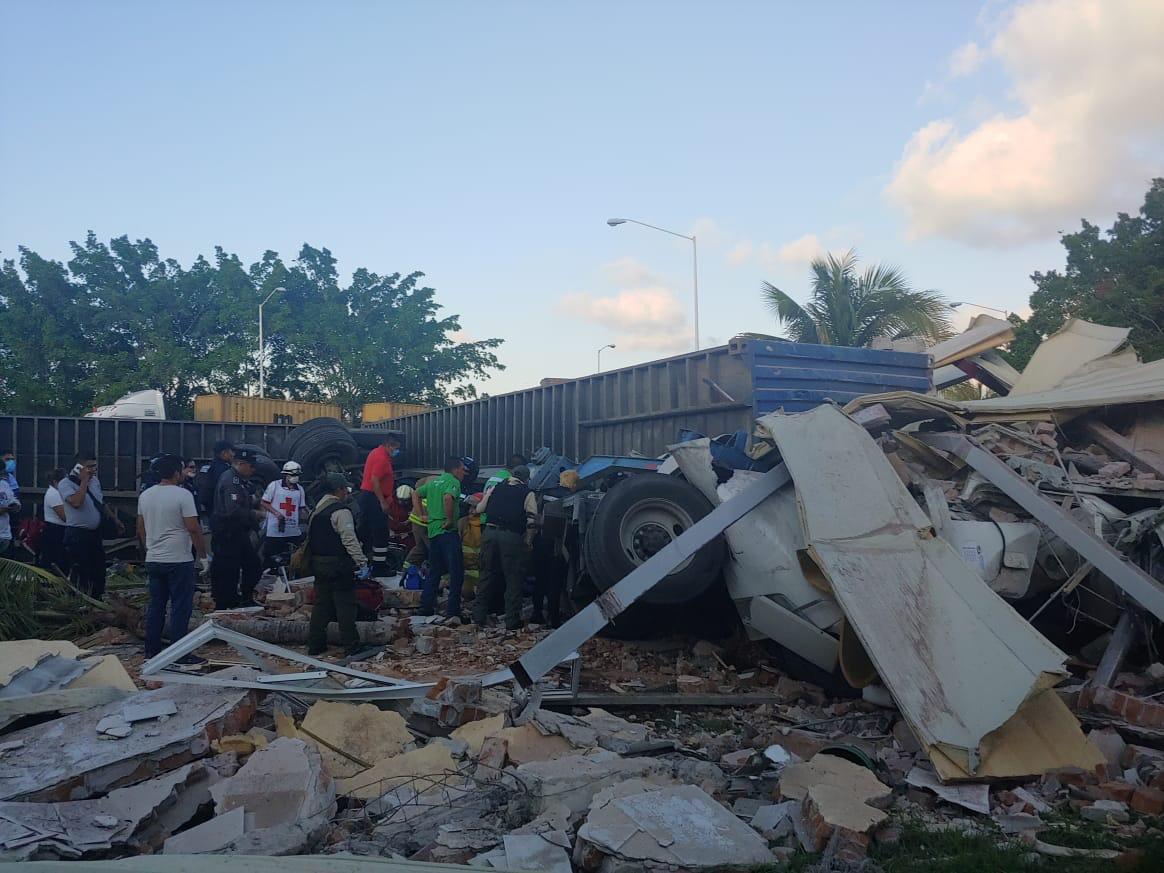 La caja del camión cayó sobre los baños públicos. (PC Veracruz)
