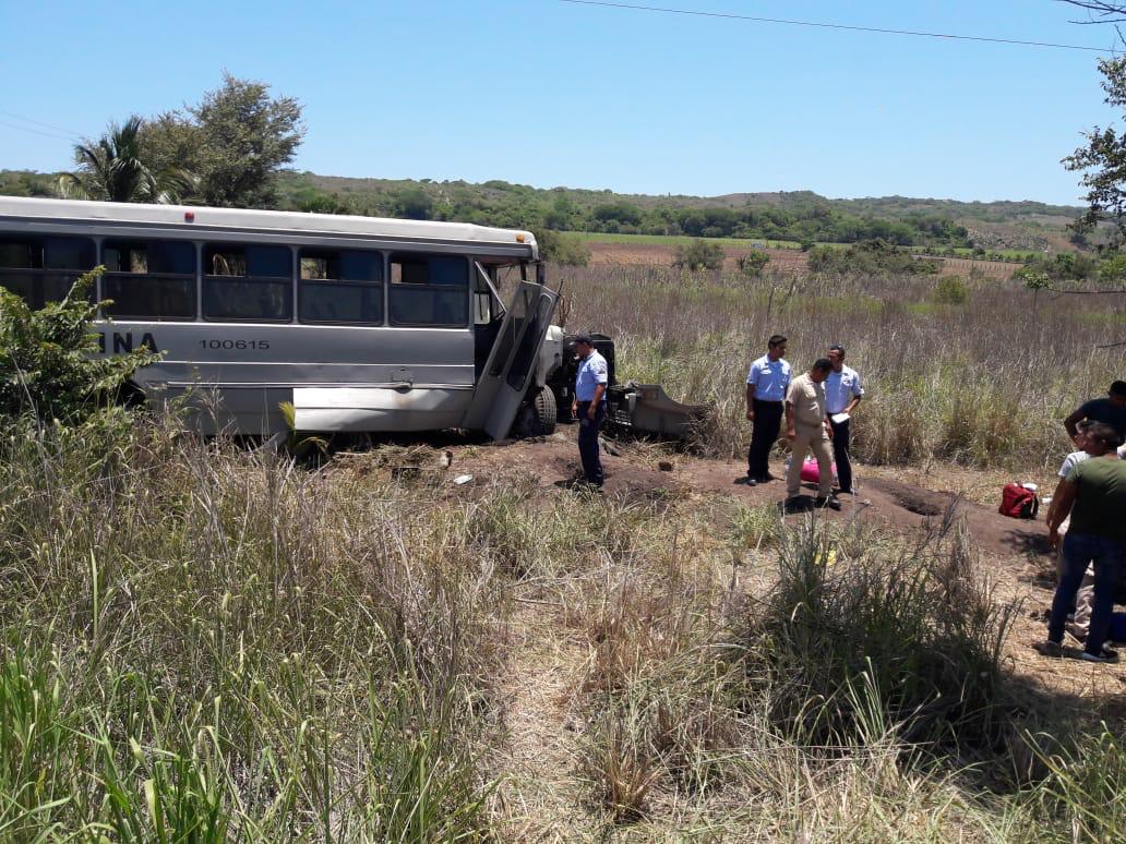 El camión volcó por una falla mecánica. (Isabel Zamudio)