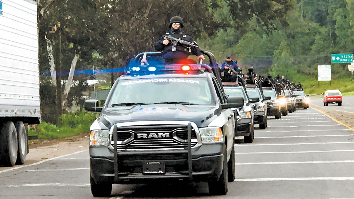 Parte del convoy con los agentes estatales que arribaron al municipio afectado por violencia de cárteles. (Rafael Montes)