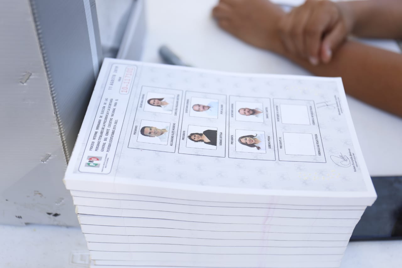 Uno de los militantes que acudió a emitir su voto a temprana hora, fue el ex alcalde, Ricardo Rebollo. (Mauricio Román)