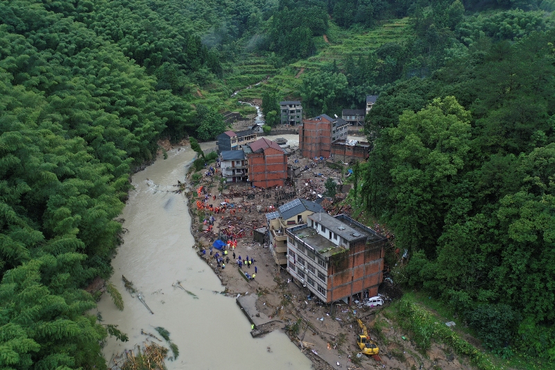 La red de transmisión de emergencias china informó que 16 personas seguían desaparecidas en la provincia de Zhejiang. (AP)