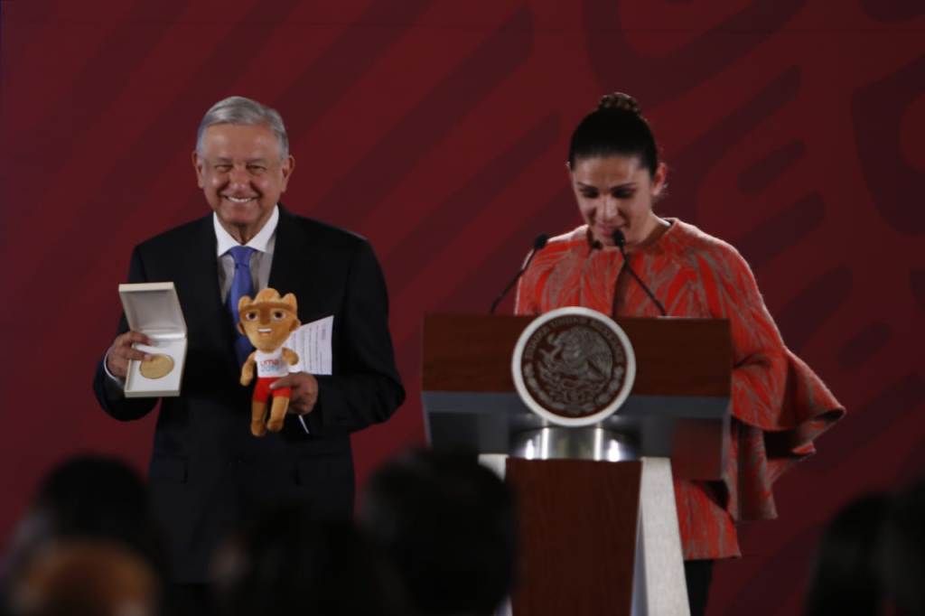 Ana Gabriela Guevara le entrega medalla conmemorativa a AMLO (Ariana Pérez)