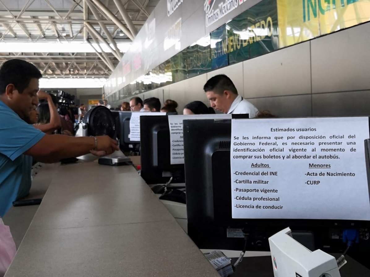 En la Central ya pueden leerse avisos en los que se informa de los nuevos requisitos para la compra de un pasaje. Foto: Especial.