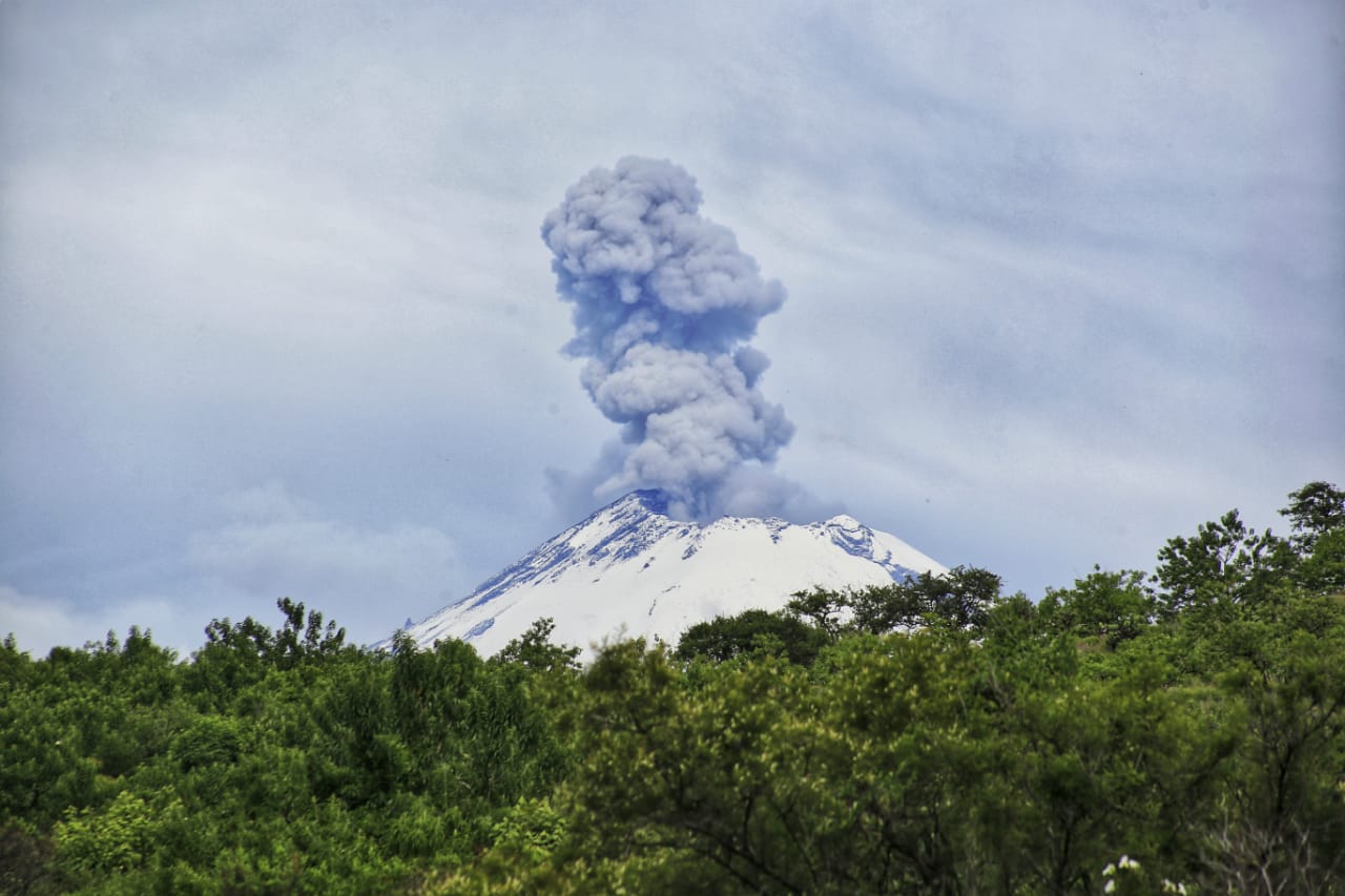 El coloso registra 151 exhalaciones, acompañadas de vapor de agua, gas y bajas cantidades de ceniza. (Andrés Lobato)