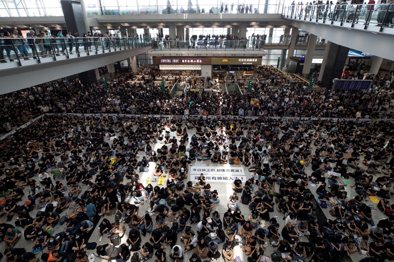 Desde hace cuatro días que el aeropuerto es escenario de manifestaciones. (AP)