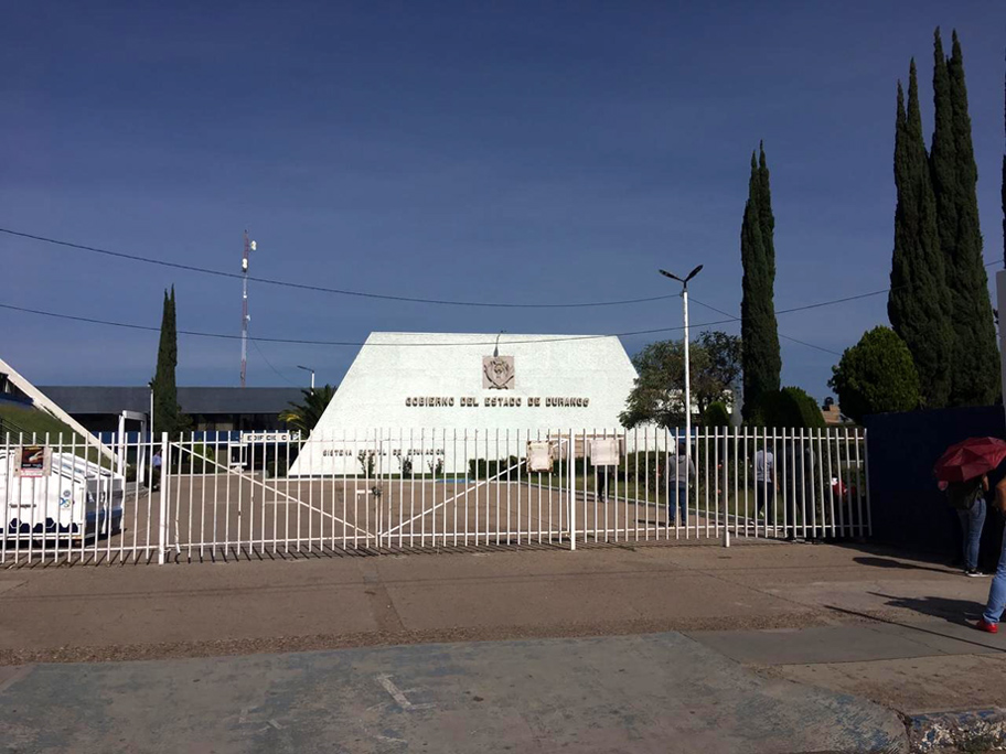 Desmintieron a las autoridades estatales quienes dijeron que la protesta era porque buscaban plazas para los egresados. (Especial)