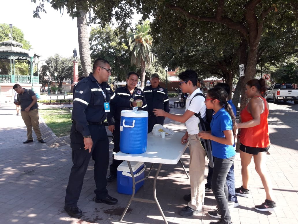 Instalan puesto de hidratación en Nuevo Laredo.