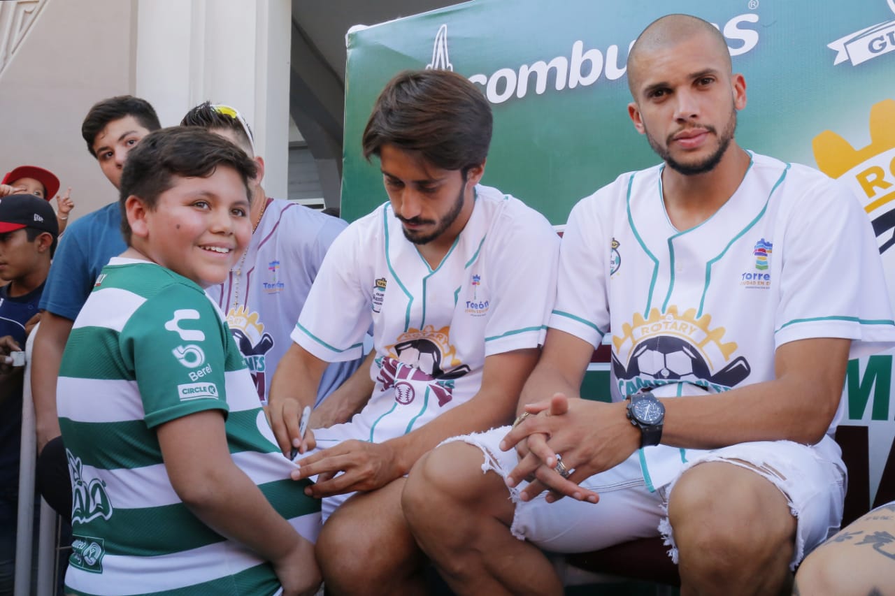 Los jugadores de ambos equipos convivieron con los fans. (Mauricio Román)