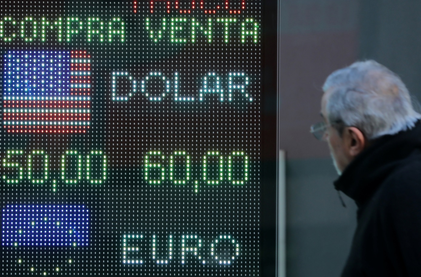 El peso se hundía 21.8 por ciento a 58 unidades por dólar (Reuters)