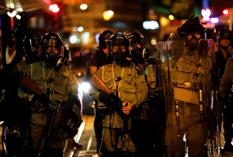 Policías antidisturbios en una manifestación en Hong Kong. (Reuters)