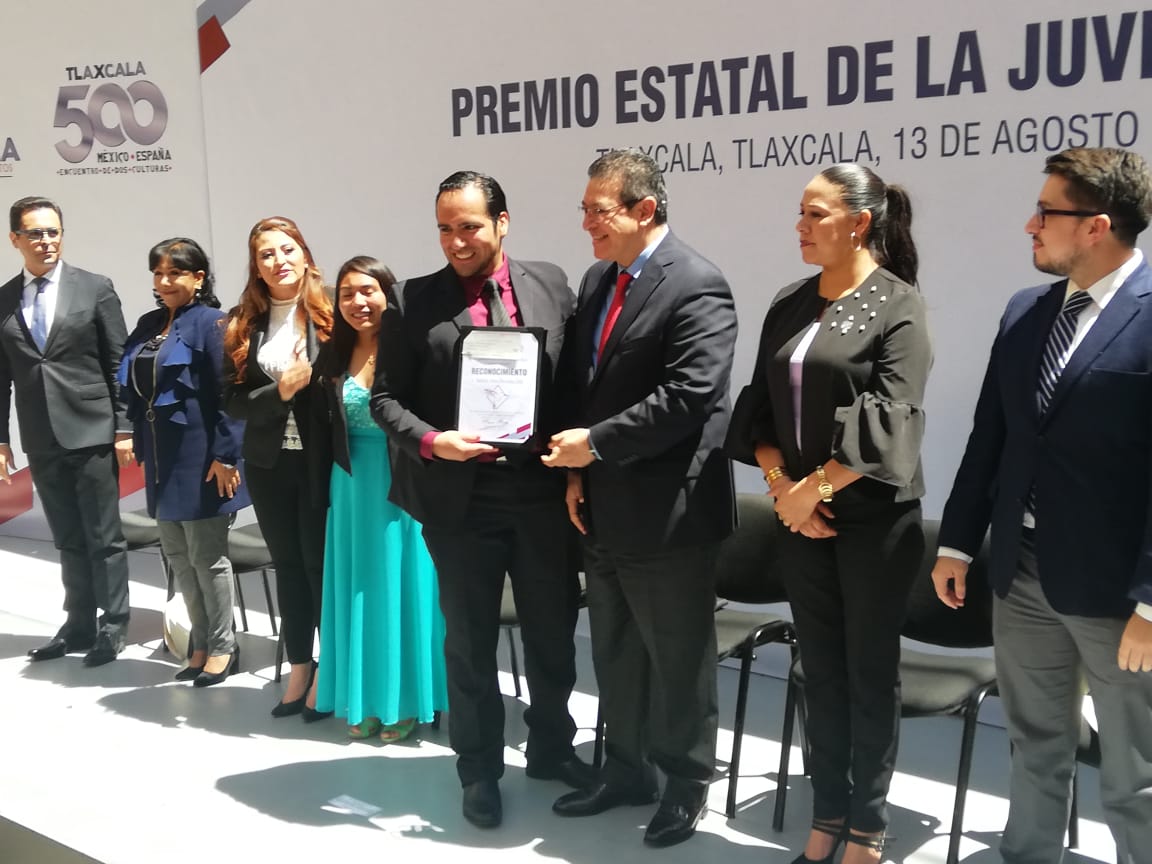 El gobernador de Tlaxcala, Marco Mena, hizo entrega del premio estatal de la juventud (Especial)