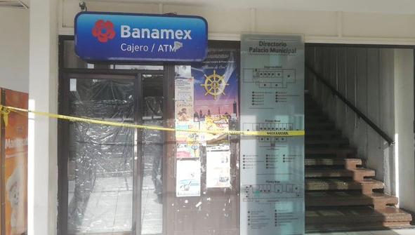 El grupo de hombres arrancó el cajero y se lo llevó. (Isabel Zamudio)