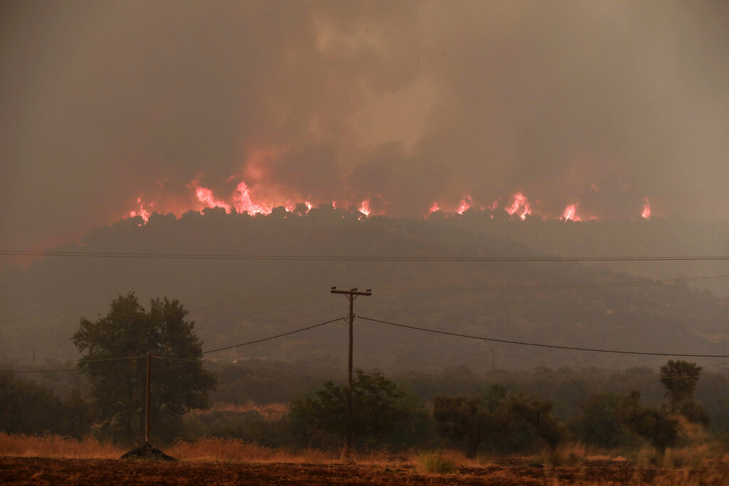 Debido al incendio la gente se quedó atrapada al interior de sus vehículos mientras intentaba huir. AP