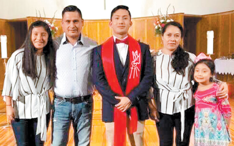 Melanie (izquierda) sí está con sus papás, pero le preocupa la salud de su tía detenida. (Especial)