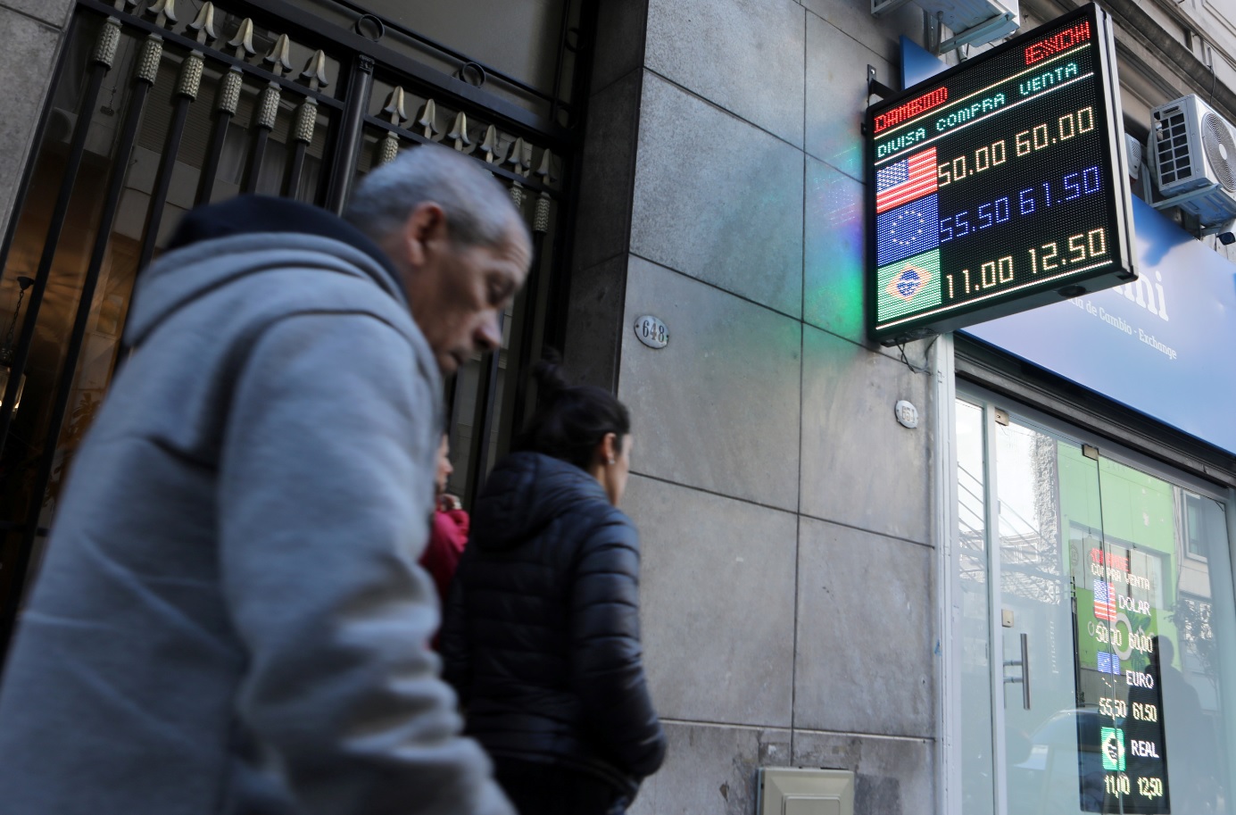 Los mercados financieros de Argentina tuvieron ayer un lunes negro (AFP)