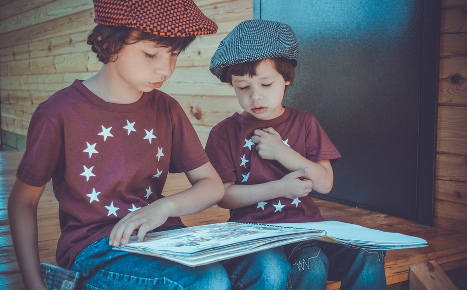 Los niños aprenden con libros que muestran imágenes, texturas y animaciones. (Cortesía Pexels)