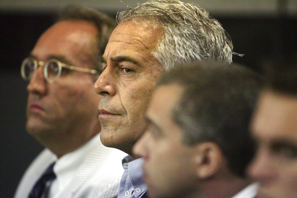 La presunta víctima Virginia Giuffre declaró que se vio obligada a tener relaciones sexuales con algunos amigos de Epstein. AP