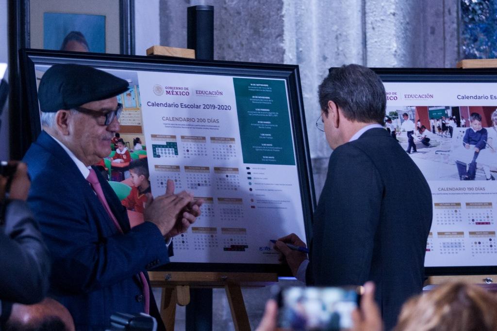 El secretario de Educación Pública, Esteban Moctezuma, firmando el próximo calendario escolar 2019-2020. (Cuartoscuro / Archivo)