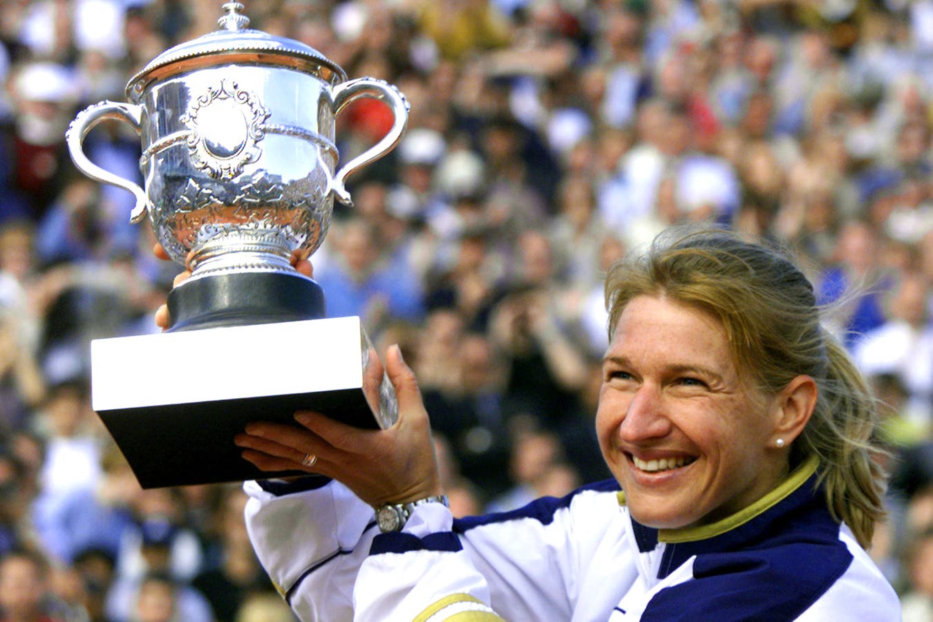 Steffi Graf alzando el trofeo de Roland Garros, último Grand Slam que ganó en 1999 (Reuters)