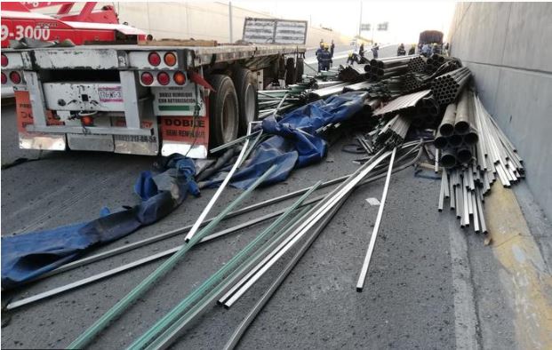 El accidente ocurrió sobre el paso a desnivel en la avenida López Mateos, en Apodaca, NL. (Foto: Especial)