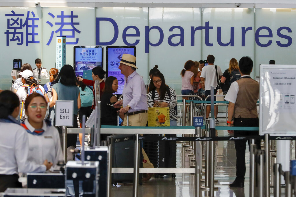 El aeropuerto cerró el embarque de los vuelos restantes a última hora de la tarde del martes. AP