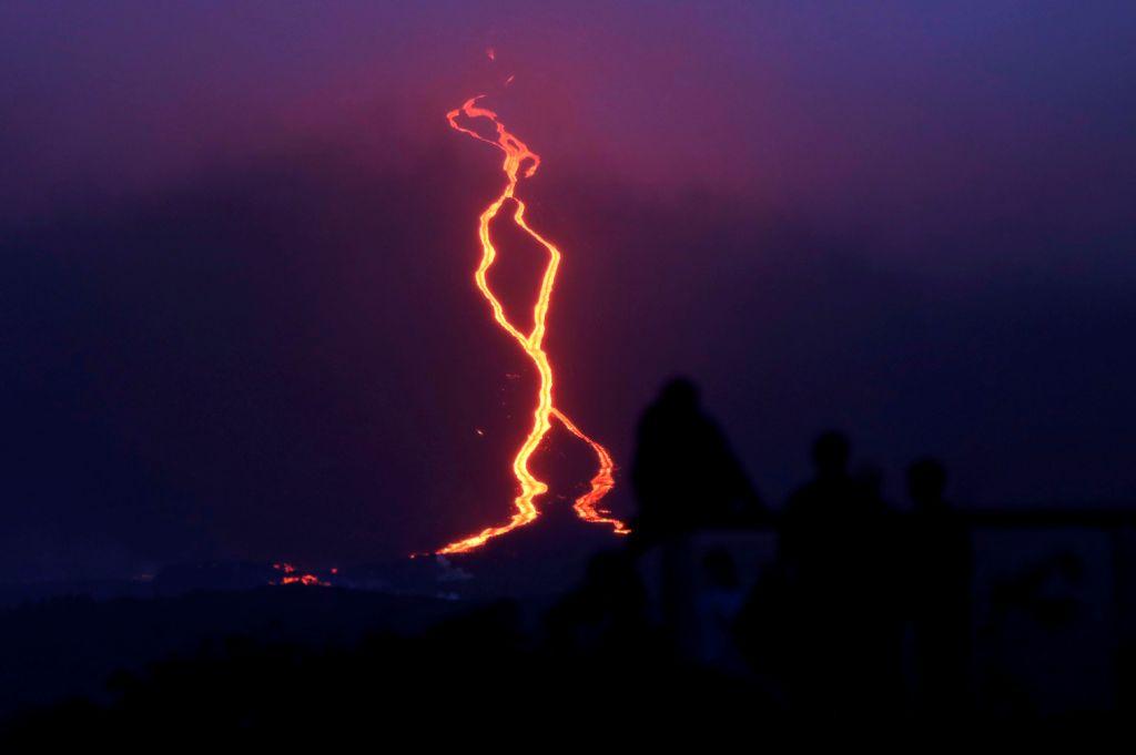 Francia. El volcán Pitón de la Fournaise, en la isla de Reunión, durante la fase eruptiva. (AFP)