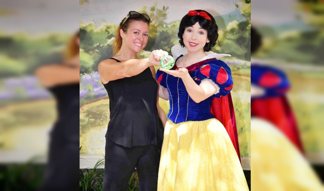 Lisa DiNoto con Blanca Nieves en su viaje sola a Disney (Instagram).