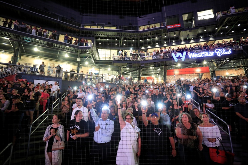 La multitud, conmovida, llenó gran parte de las gradas del estadio de béisbol de la ciudad. (AP)