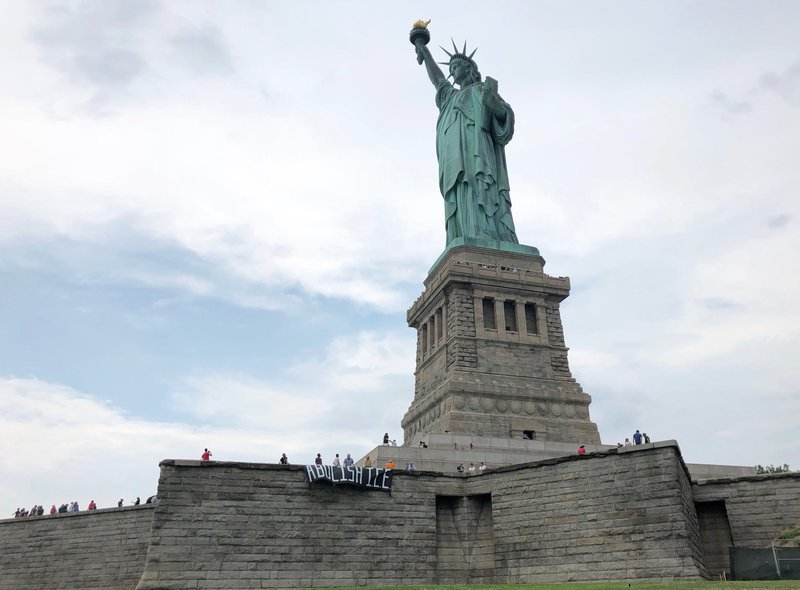 El poema de Lazarus, escrito en 1883, colado en bronce y colocado dentro del pedestal 1903, sirvió como faro para millones de migrantes. AP