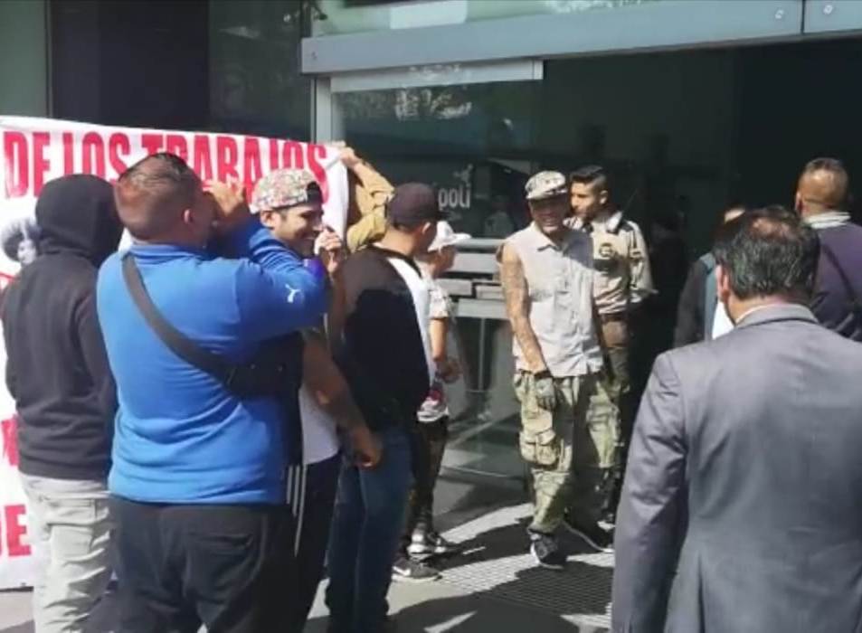 Trabajadores de la constructora ICA protestan en la plaza Metrópoli Patriotismo. | César Velázquez
