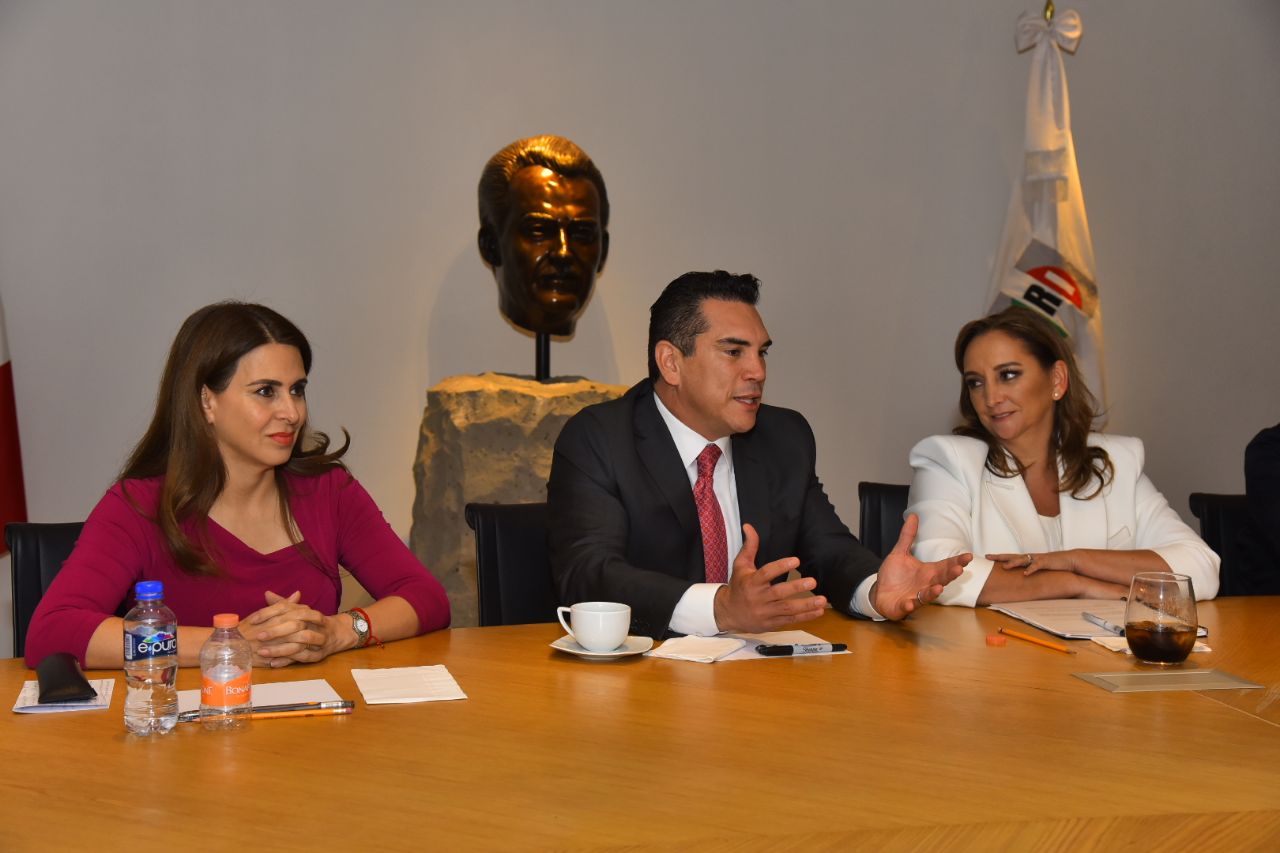 Carolina Viggiano, Alejandro Moreno y Claudia Ruiz Massieu (@alitomorenoc)