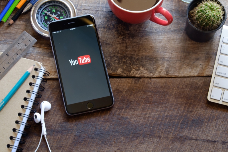 Te decimos cómo activar el modo oscuro en la app de YouTube. (Shutterstock)