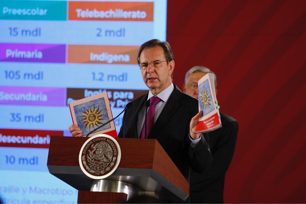 Esteban Moctezuma presenta las modificaciones a los libros de texto gratuitos.
