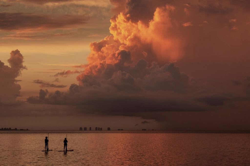 EU. Dos floristas de remo contemplan el amanecer sobre las aguas de Sanibel, Florida. (AP)