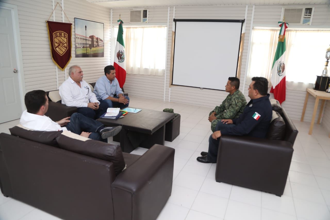 El gobernador de Tamaulipas, Francisco Javier García Cabeza de Vaca y su equipo en junta de seguridad.
