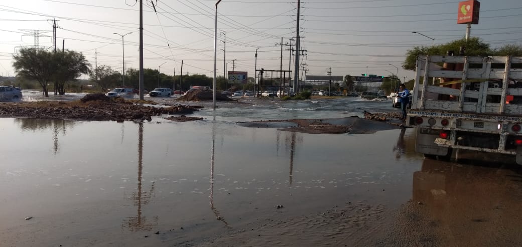 La inundación afectó directamente la vialidad. (Foto: Especial)