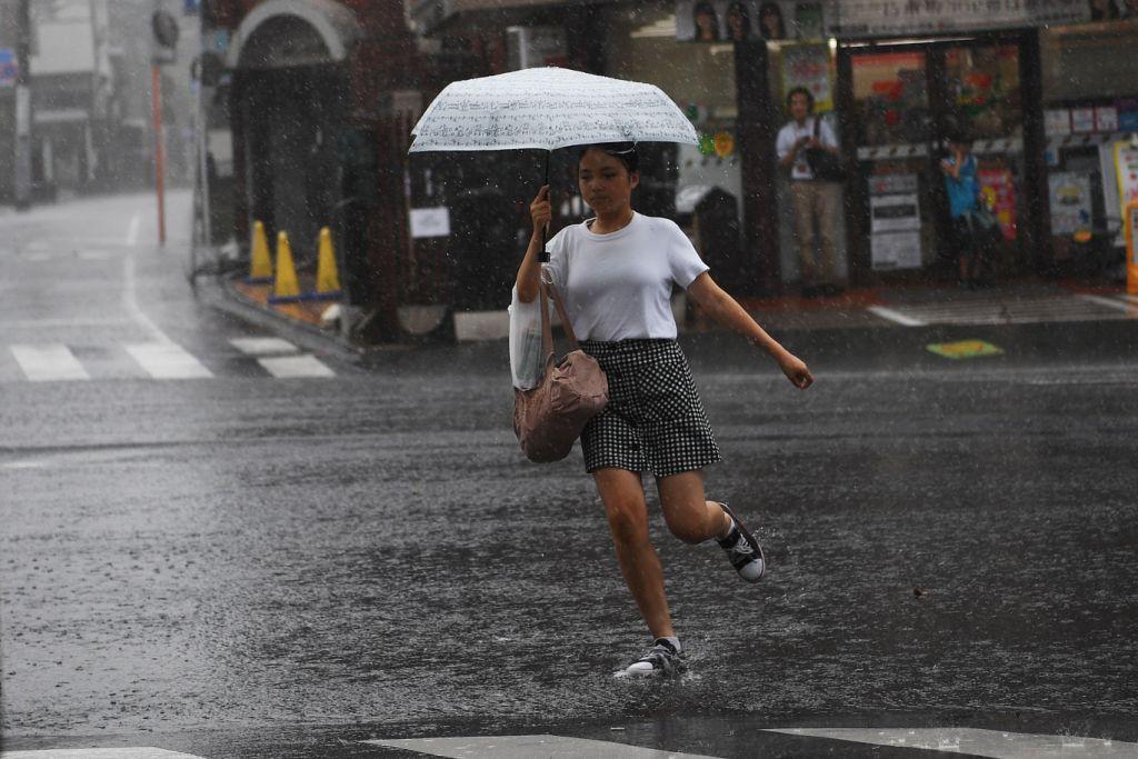 Krosa va acompañado de ráfagas de viento de hasta 144 km/h. AFP