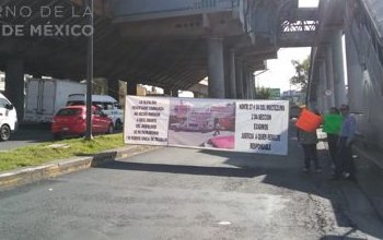 Manifestantes bloquean el carril lateral de avenida Oceanía. | Twitter @OVIALCDMX